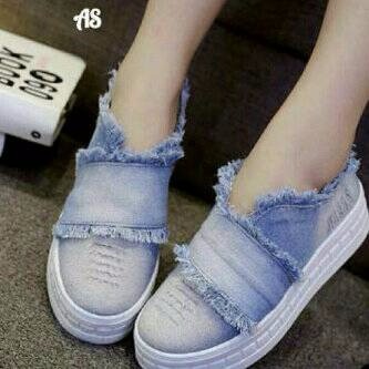 TERBATAS SEPATU SLIP ON JEANS GEMBEL BIRU MUDA Sepatu Wanita