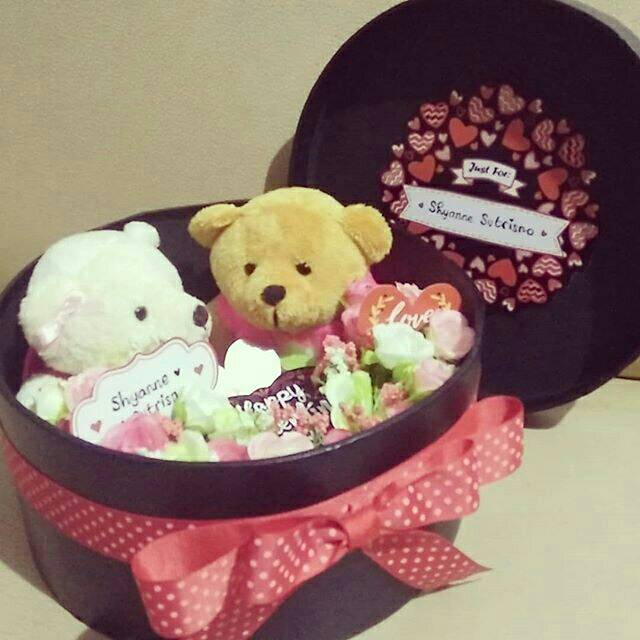 

Premium couple roundbox hampers