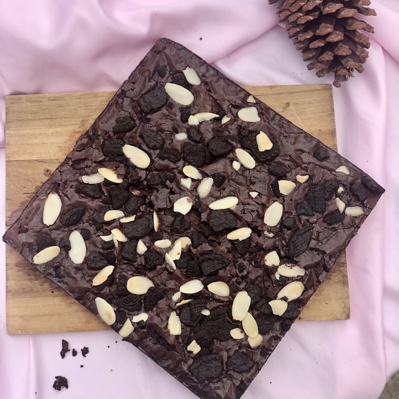 

oreo almond brownies