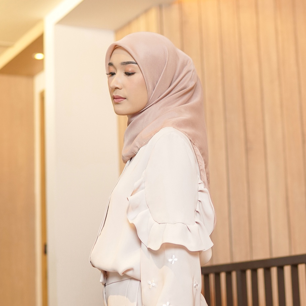 Jenna and Kaia - Nira Scarf Ultrafine Macaroon - Hijab Kerudung Segi Empat