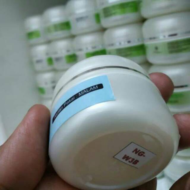 NG-W3B - KRIM MALAM BRIGHTENING NAAVAGREEN
