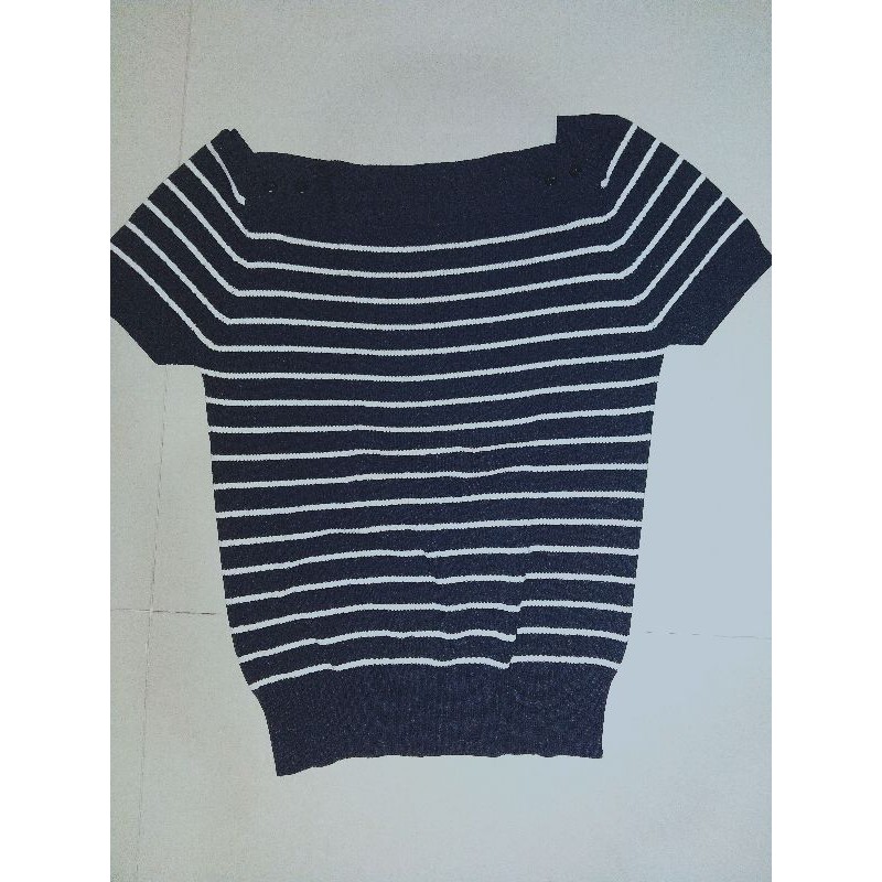 Atasan kaos sabrina strip garis hitam putih