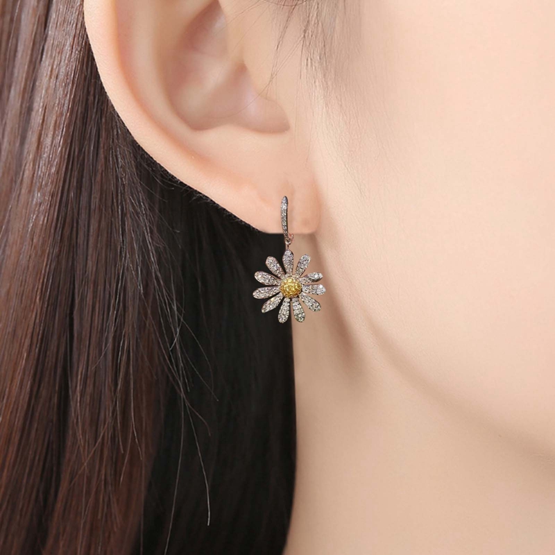 1 Pasang Anting Stud 925 Sterling Silver Bentuk Bunga Matahari Hias Berlian Sapphire Putih Untuk Pernikahan