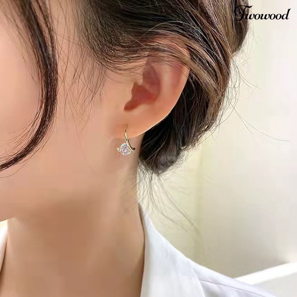 1 Pasang Anting Stud Bentuk Geometris Aksen Berlian Imitasi Untuk Wanita