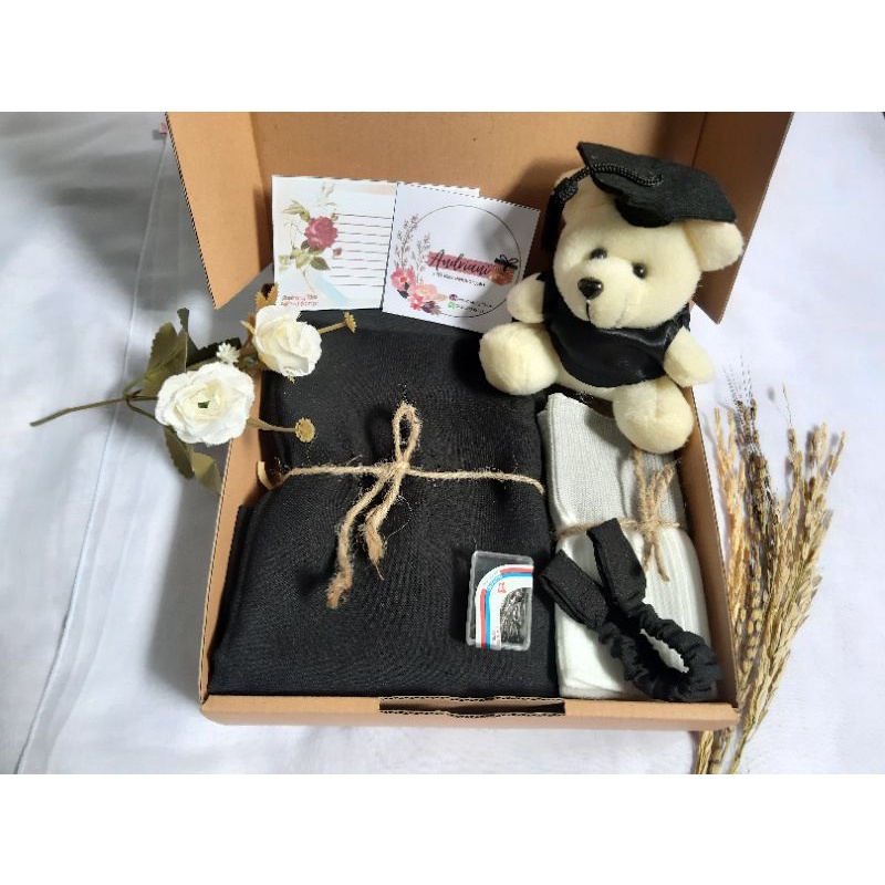 

Hampers Wisuda [Boneka Bear wisuda, Hijab, Bandana dll]