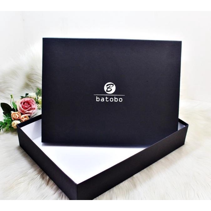 

Best Product!!! Batobo Box Kado Size 42X32X8 Kotak Kado Hard Cover Warna Hitam - Paling Dicari