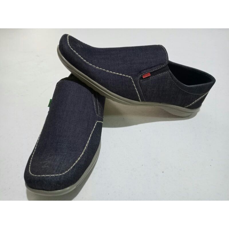 sepatu pria casual santai levis/sepatu pria terkini.