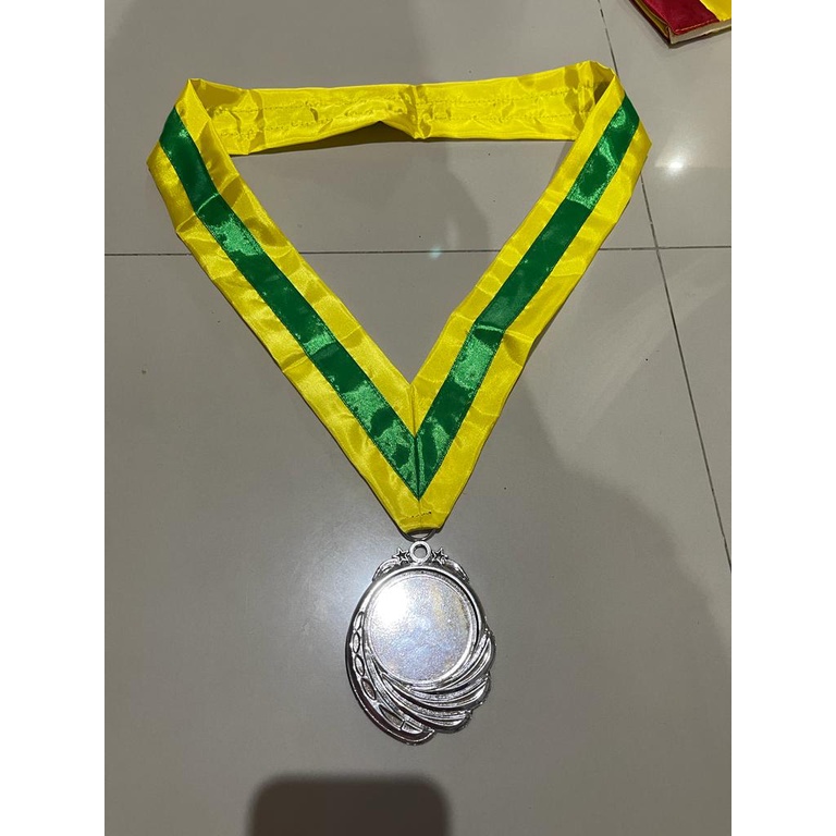 Kalung dan Gordon Wisuda buat baju toga kelulusan aksesoris kain kalung dengan garis warna biru merah hijau dan medali bandul silver perak putih emas gold kuning mengkilap berkilau sudah satu set dengan gantungan tinggal di tempel stiker logo sekolah