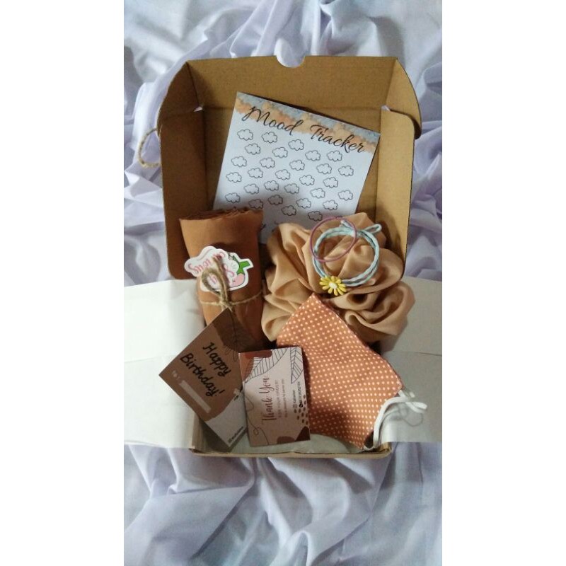 

Gift Box / Hampers / Kado / Hijab Pollycotton