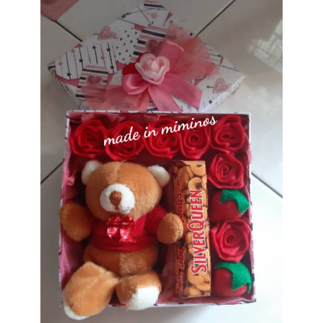 

Boneka bear coklat , kotak bunga , kotak coklat , box coklat , parcel valentine