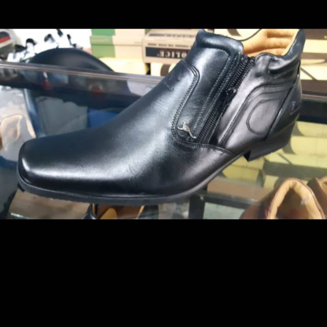 Sepatu Pria Kangaroo