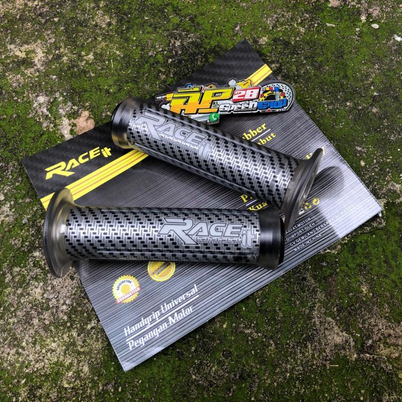 HAND GRIP CARBON RACE IT MODEL HARRIS UNIVERSAL ALL MOTOR /HANDFAT KARBON RACE IT UNIVERSAL KARET EMPUK BEAT VARIO SCOOPY SPACY MIO SOUL FINO XEON XMAX NMAX LEXI PCX NINJA SATRIA FU VIXION GSX CRF ADV KLX RX KING DLL