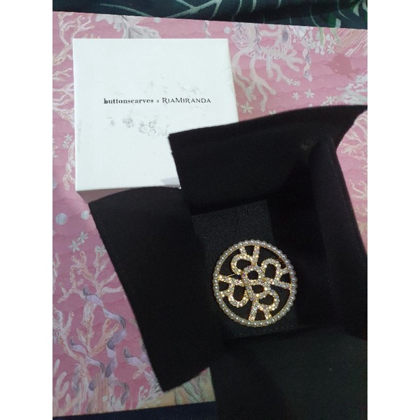 preloved buttonscarves brooch x ria miranda 100% original