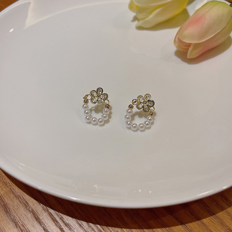 Anting Stud Desain Bunga Aksen Mutiara Bahan 925 silver needle Zircon Untuk Wanita