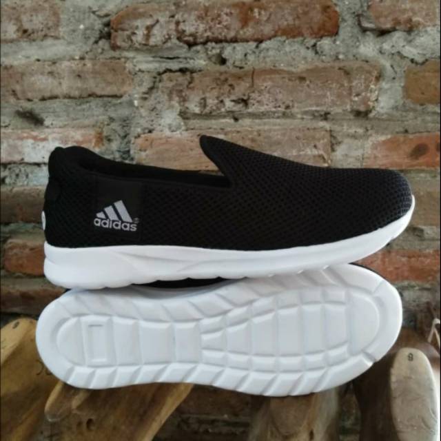 Sepatu Olahraga Adidas