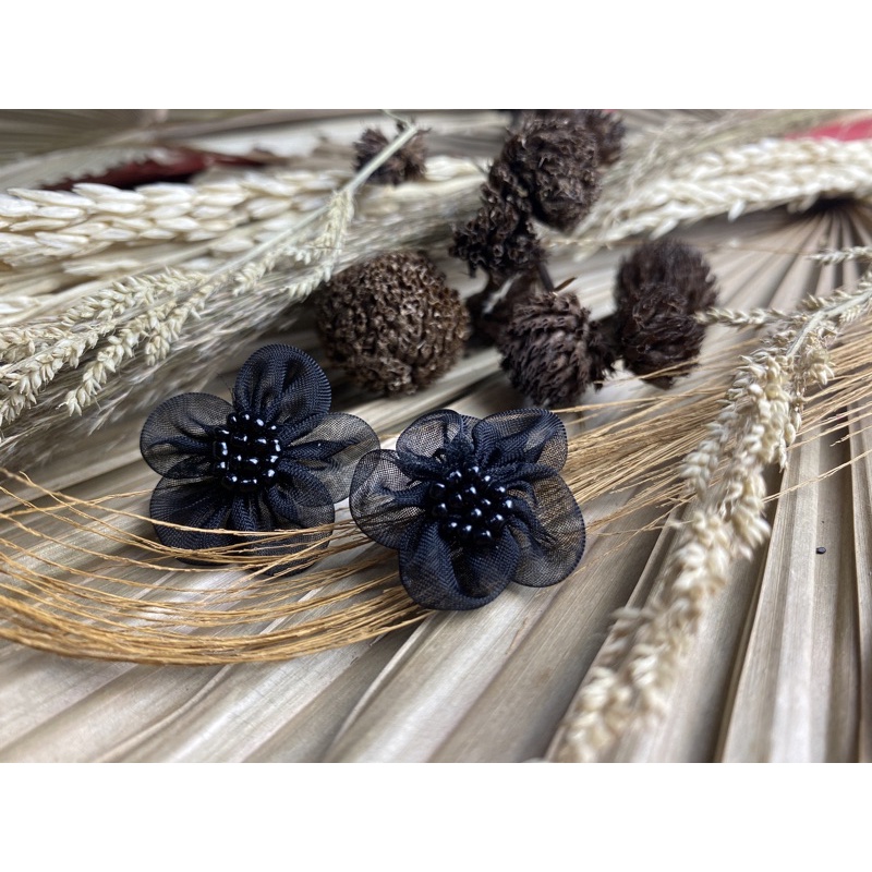 Anting bunga hitam|anting hijab