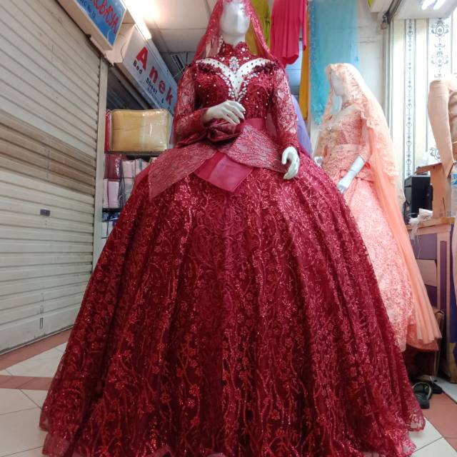 Gaun pengantin ekor panjang