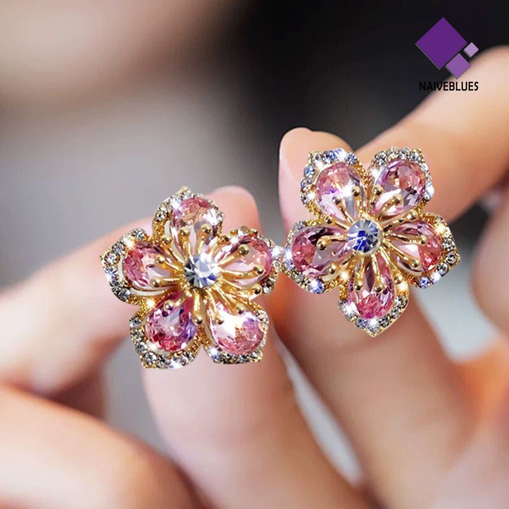 1 Pasang Anting Stud Desain Bunga Aksen Glitter Bahan Alloy Tahan Lama Untuk Wanita