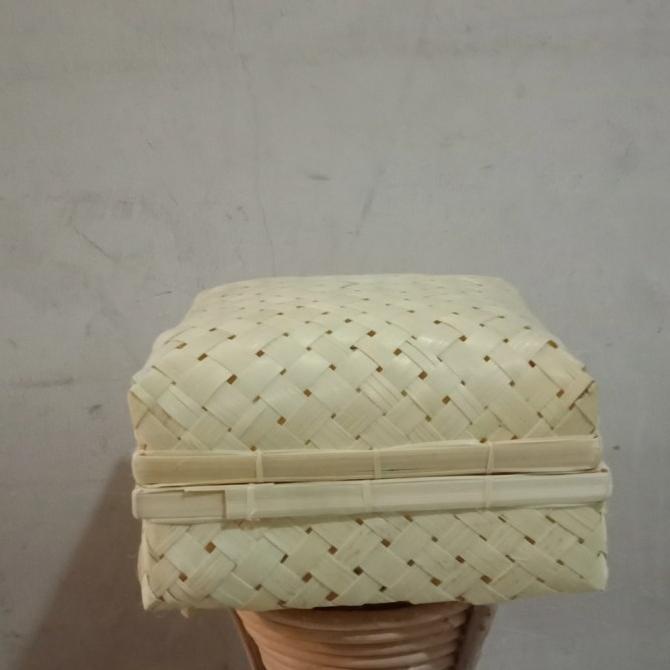 

BAYAR COD Besek Kaki/Sokase Bambu 20x20cm Hampers Lebaran PALING LAKU