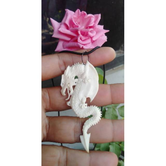 Liontin ukir tanduk rusa