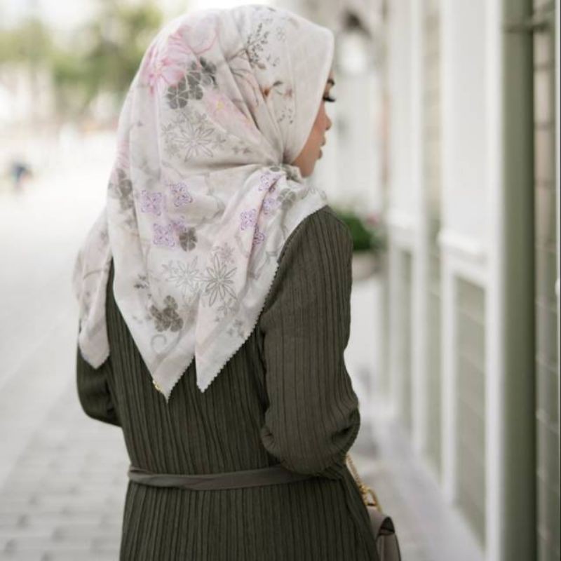 Buttonscarves Sofya Cream New with box