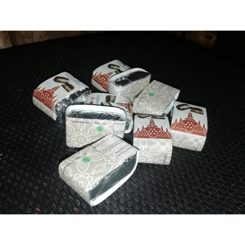 

Cokelat Do It tiramisu isi satu buah kacang almond