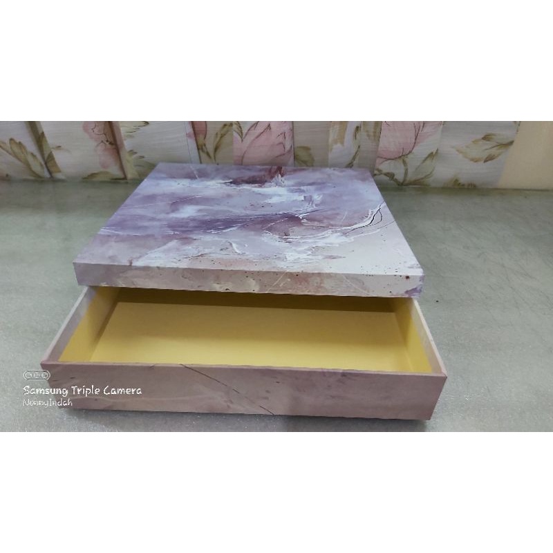 

Kotak Kado motif marmer