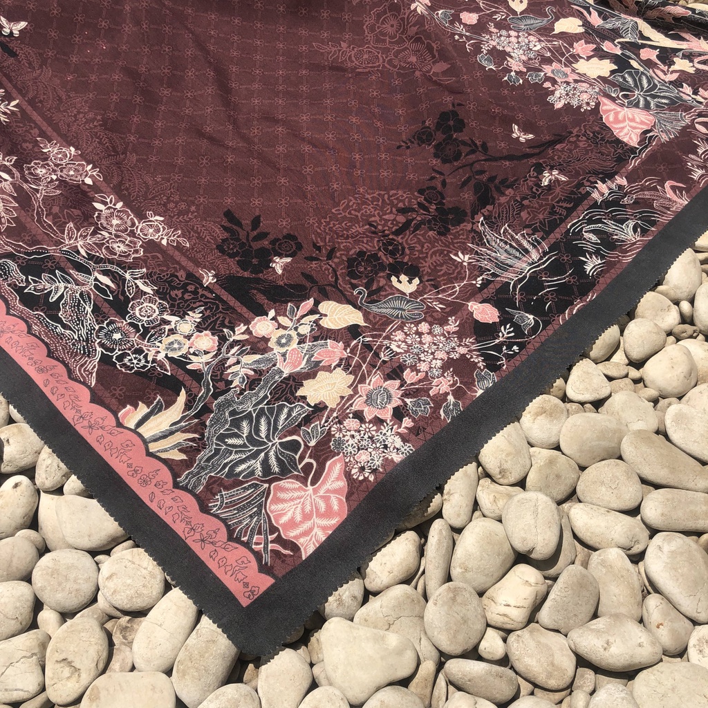 JILBAB MOTIF HIJAB SEGIEMPAT VOAL MOTIF PREMIUM JILBAB PRINT LASERCUT KERUDUNG SEGIEMPAT MOTIF MURAH-Marya Maroon
