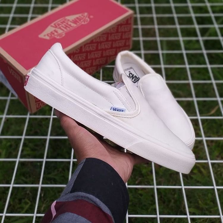 Sepatu vans slip on wanita dan pria warna putih size 36 sampai 43 bahan kanvas premium