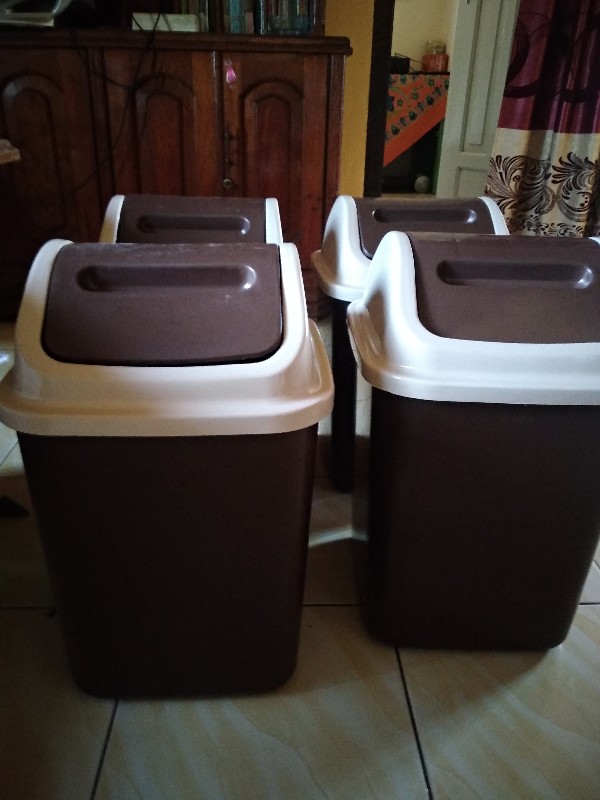 Tempat Sampah Square Tutup Goyang Coklat Lucky Star 25 Lt