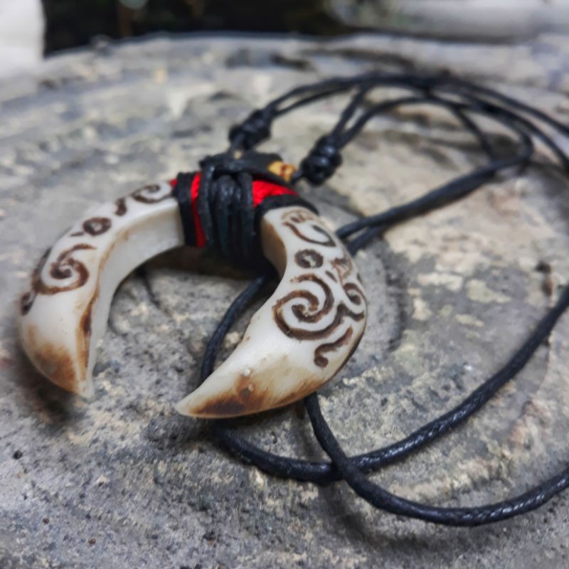 taring babi ukir sepasang kecil