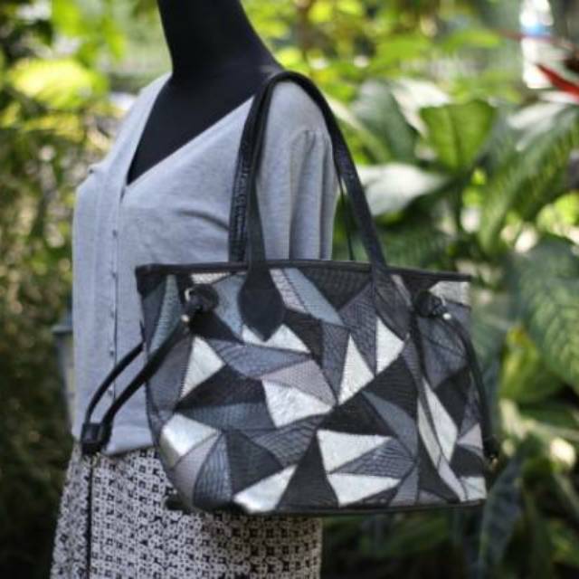 TAS TOTE ASLI KULIT ULAR MODEL LV NEVERFULL BISA 2 MODEL WARNA HITAM ABU SILVER