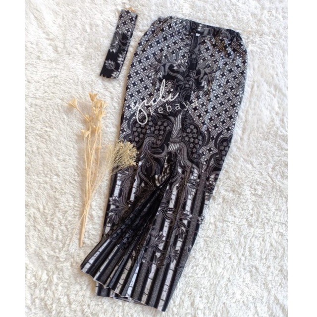 Set kebaya Bali semi italy tepi depan abu dengan rok/kamen jadi wiru