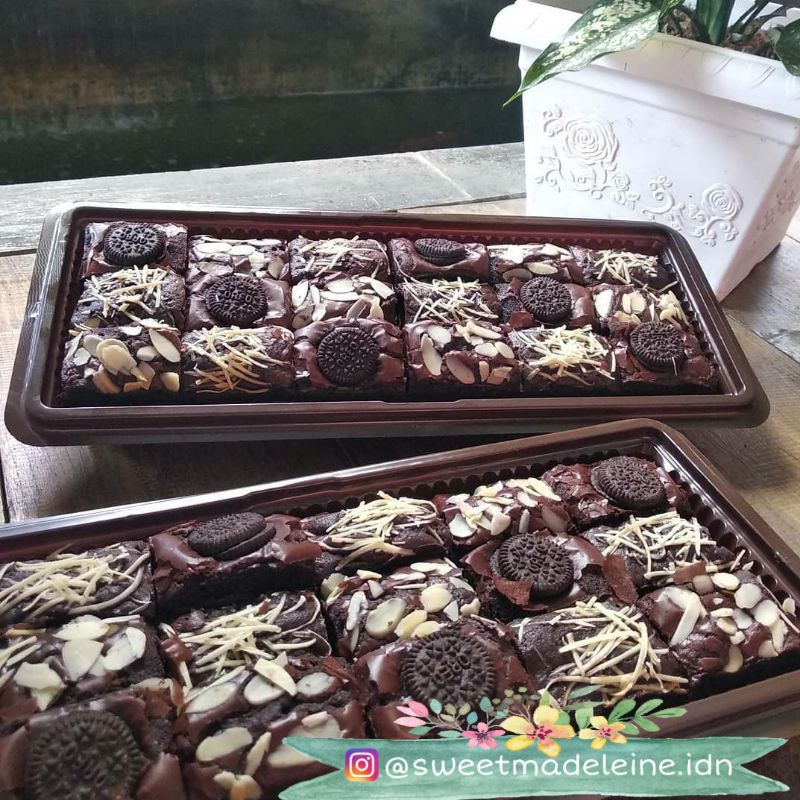 

SweetMadeleine Brownies Panggang Shiny 3 Toppings 30x10cm