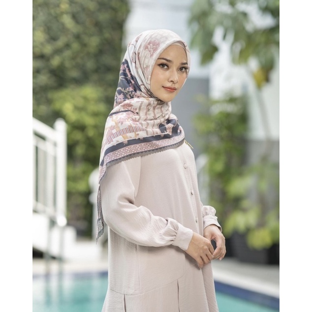 Wana Scarf Wearing Klamby