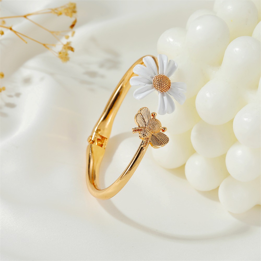 Ins Style Bee Small Daisy Bracelet Exaggerated Sweet Flower Open Bracelet