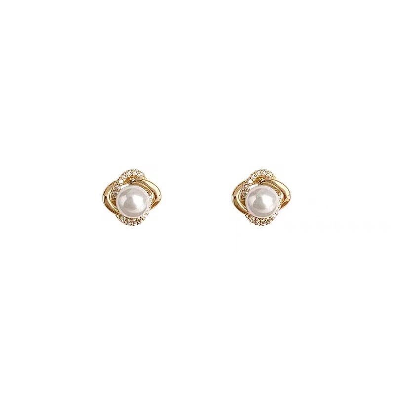 Anting Tusuk Desain Bunga Hias Mutiara + Berlian Gaya Simple / Populer Untuk Wanita