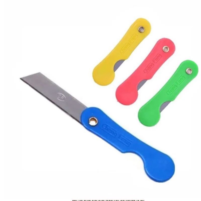 Cutter lipat kecil dengan ukuran panjang 7,5cm dan lebar 1,5cm