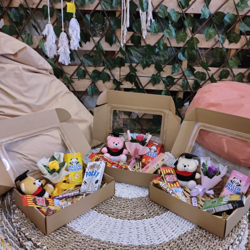 Gift Box  Wisuda Snack Boneka dan Buket Bunga