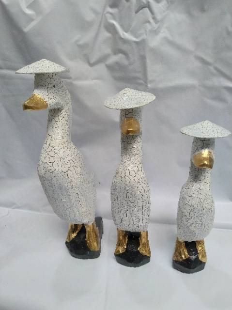 (BISA COD) SATU SET PAJANGAN MINIATUR BEBEK DENGAN TOPI ISI 3 PCS BAHAN KAYU DEKORASI SOUVENIR