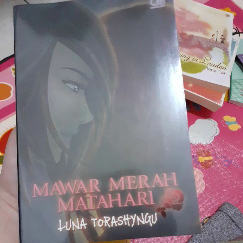 buku novel Mawar Merah Matahari by Luna Torashyngu
