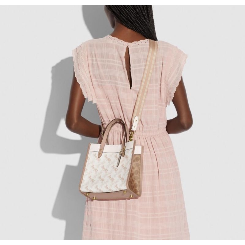 Coach Field Tote 22 With Horse And Carriage Print (C3866)