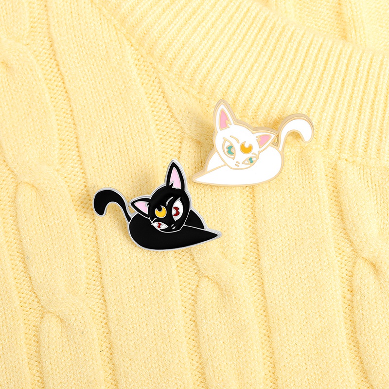 Bros Pin Enamel Desain Kartun Hewan Kucing Bulan Warna Hitam Dan Putih Untuk Hadiah