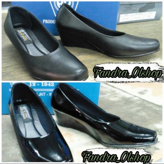 Sepatu PDH / Kerja / Pantofel Wanita Tipe Wedges Warna Hitam Dove / Lux Merk AR Exclusive