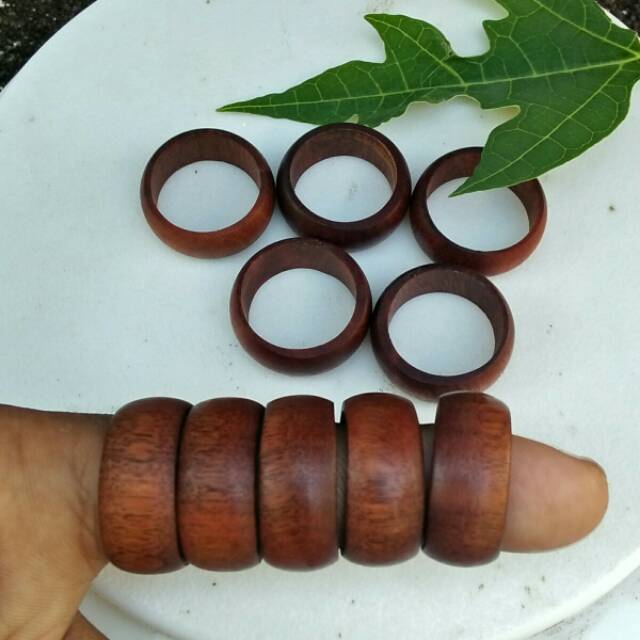 Cincin setigi kayu bertuah