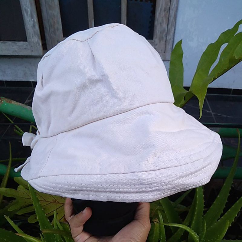 TOPI BUCKET SECND TOPI PANTAI POLOS CREAM PITA