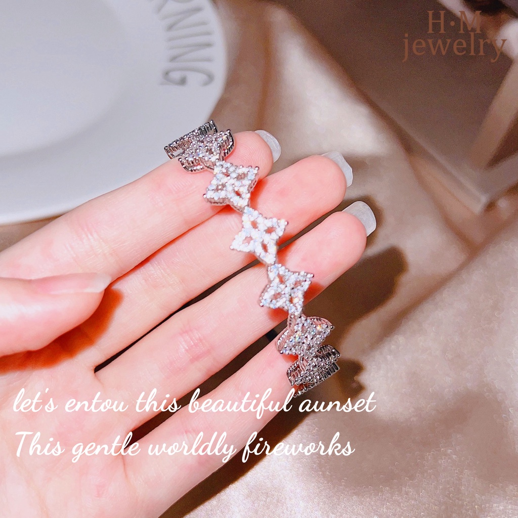 Gelang Bangle Open Desain Bunga Clover Hollow Hias Berlian Imitasi Untuk Wanita