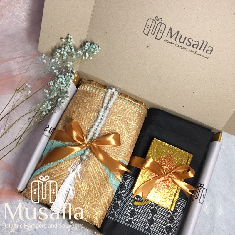 Hampers Cowok Sajadah Pastel Emas + Sarung Hitam Kado Ultah/Wisuda