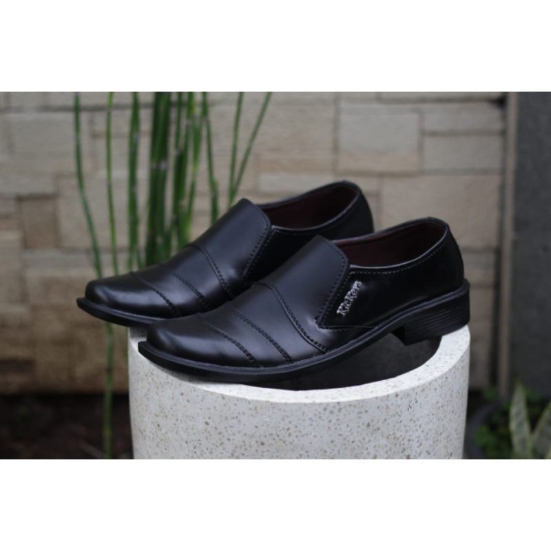 SEPATU PANTOFEL PRIA KICKERS HITAM SLOP FORMAL KASUAL KERJA TANPA TALI BAHAN KULIT TERMURAH