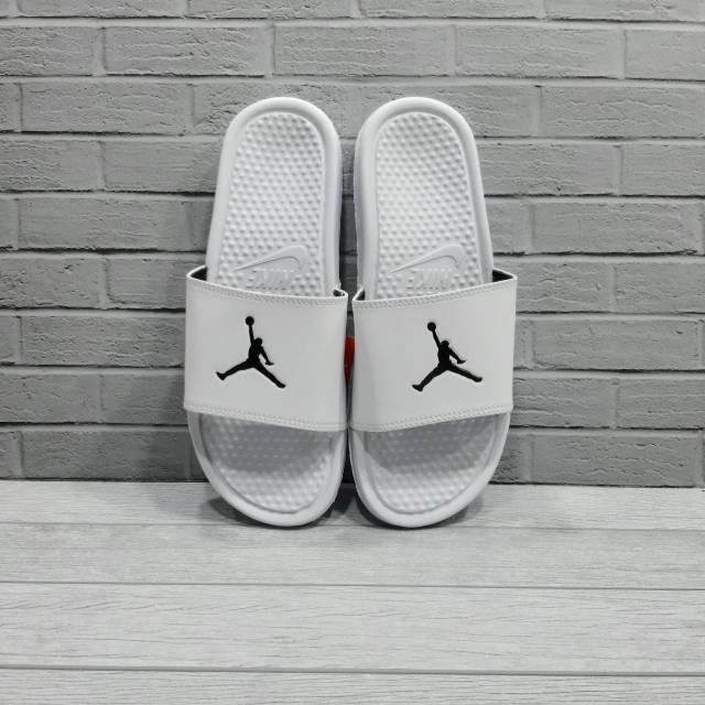 Sandal nike jordan logo hitam